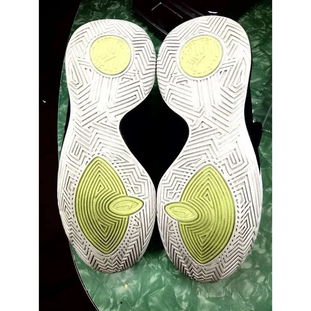 Nike Kids Kyrie Flytrap III Sneakers Size 6Y
